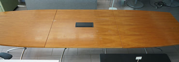 Frontvisning af stort Fredericia Furniture konferencebord i træ 400x130 cm med plads til 16 personer.