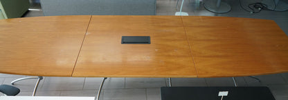 Frontvisning af stort Fredericia Furniture konferencebord i træ 400x130 cm med plads til 16 personer.