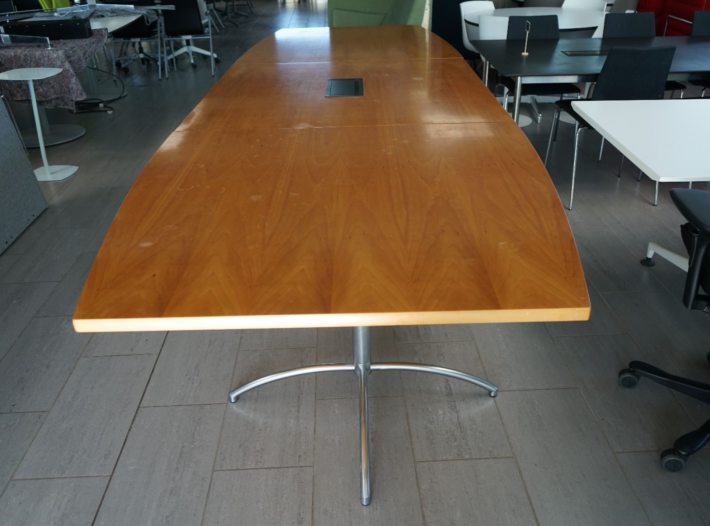 Fredericia Furniture konferencebord i træ 400x130 cm set fra siden med solid træbordplade og robust stel.