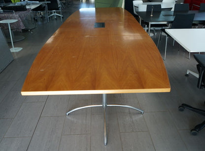 Fredericia Furniture konferencebord i træ 400x130 cm set fra siden med solid træbordplade og robust stel.