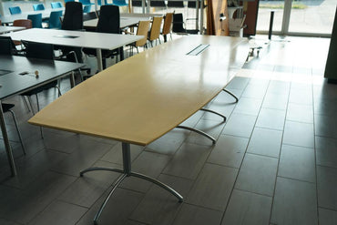 Bagsiden af Fredericia Furniture konferencebord i bøg med solide bordben og integreret kabelgennemføring – 330x120 cm.