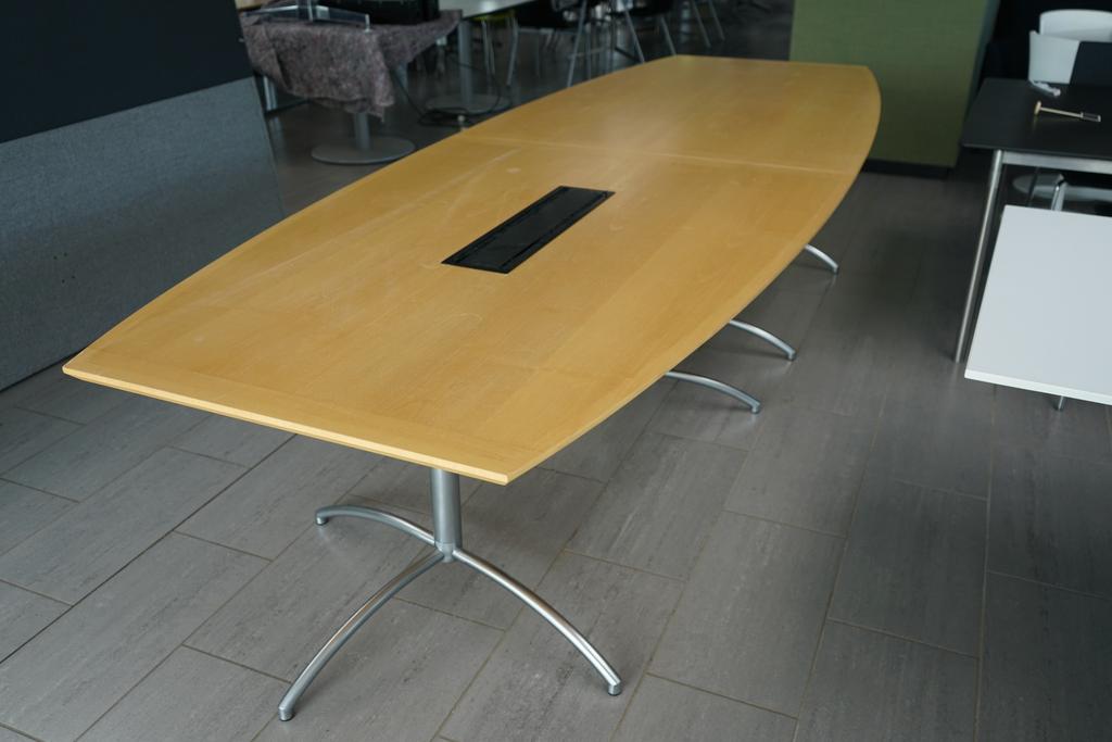 Skrå visning af Fredericia Furniture konferencebord i bøg med tøndeformet bordplade og kabelgennemføring – 330x120 cm.