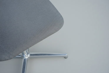 Close-up af grå tekstilpolstring på Fredericia Furniture Pato loungestol