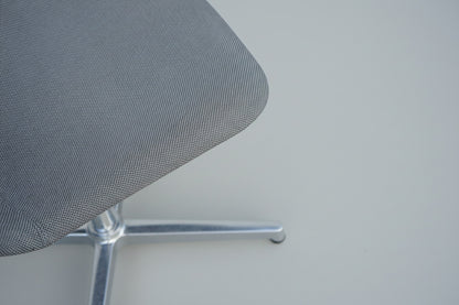 Close-up af grå tekstilpolstring på Fredericia Furniture Pato loungestol