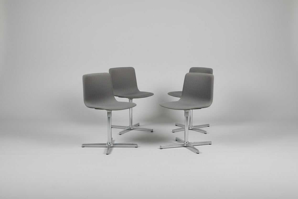 Fredericia Furniture Pato loungestole med grå polstring og krom drejestel samlet