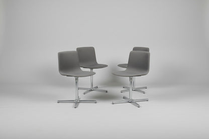 Fredericia Furniture Pato loungestole med grå polstring og krom drejestel samlet