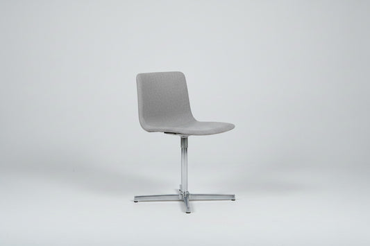 Fredericia Furniture Pato loungestol med grå polstring og krom drejestel set skråt