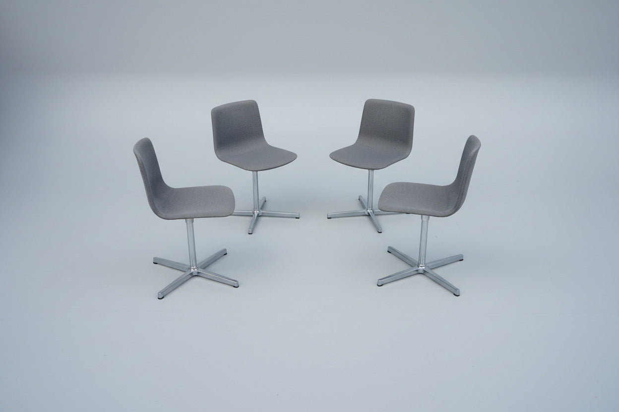 Fredericia Furniture Pato loungestole med grå polstring og krom drejestel opstillet i cirkel