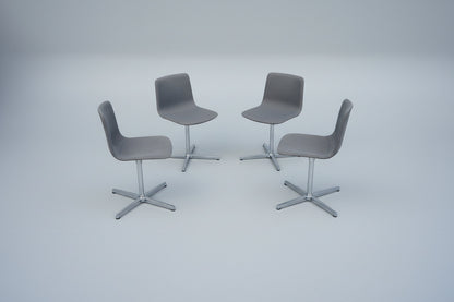 Fredericia Furniture Pato loungestole med grå polstring og krom drejestel opstillet i cirkel