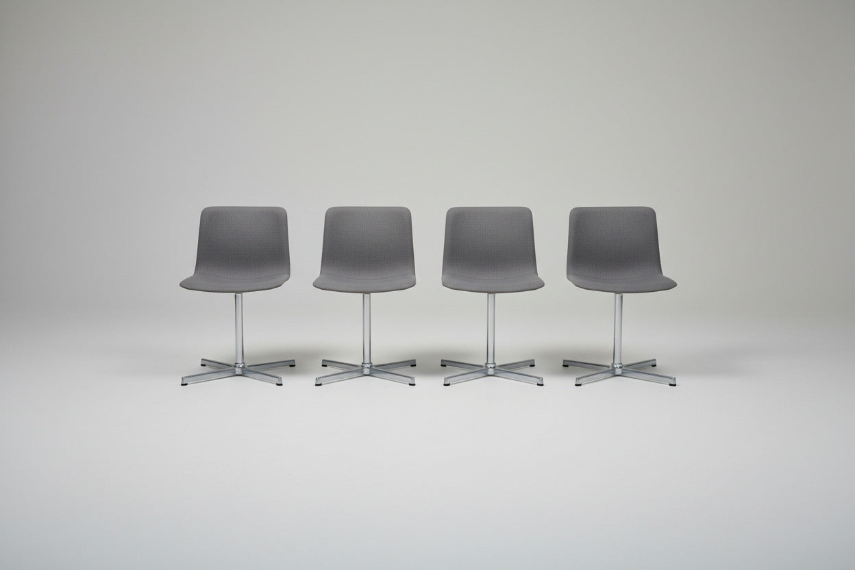 Fredericia Furniture Pato loungestole med grå polstring og krom drejestel set forfra