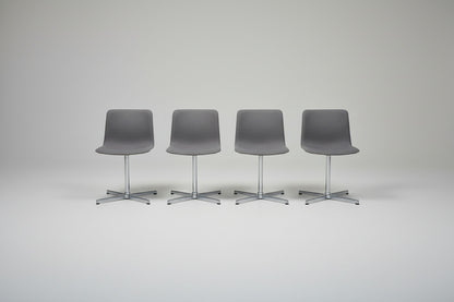 Fredericia Furniture Pato loungestole med grå polstring og krom drejestel set forfra