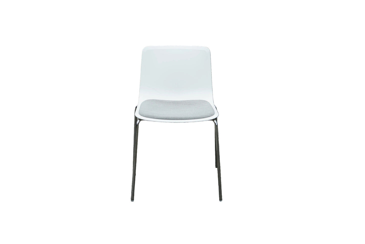 Fredericia Furniture Pato mødestol med hvid skal og gråt polstret sæde set forfra