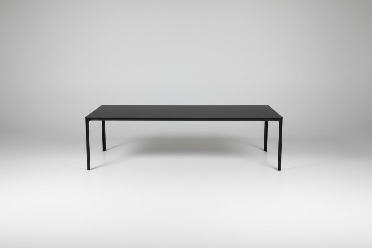 Fredericia Welling/Ludvik møde- og konferencebord med sort linoleum set forfra.