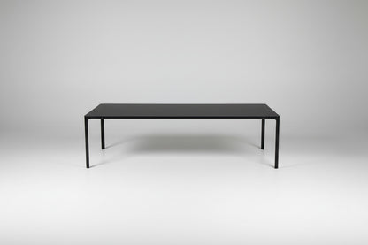 Fredericia Welling/Ludvik møde- og konferencebord med sort linoleum set forfra.