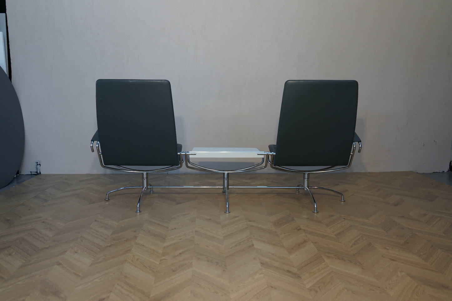 Fritz Hansen lufthavnssofa bagfra i sort læder med metal stel