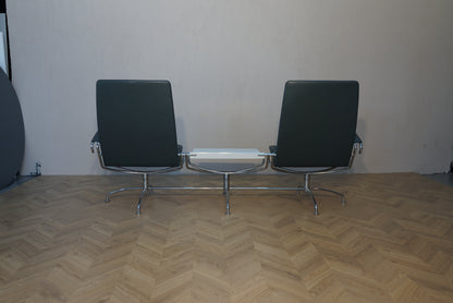Fritz Hansen lufthavnssofa bagfra i sort læder med metal stel