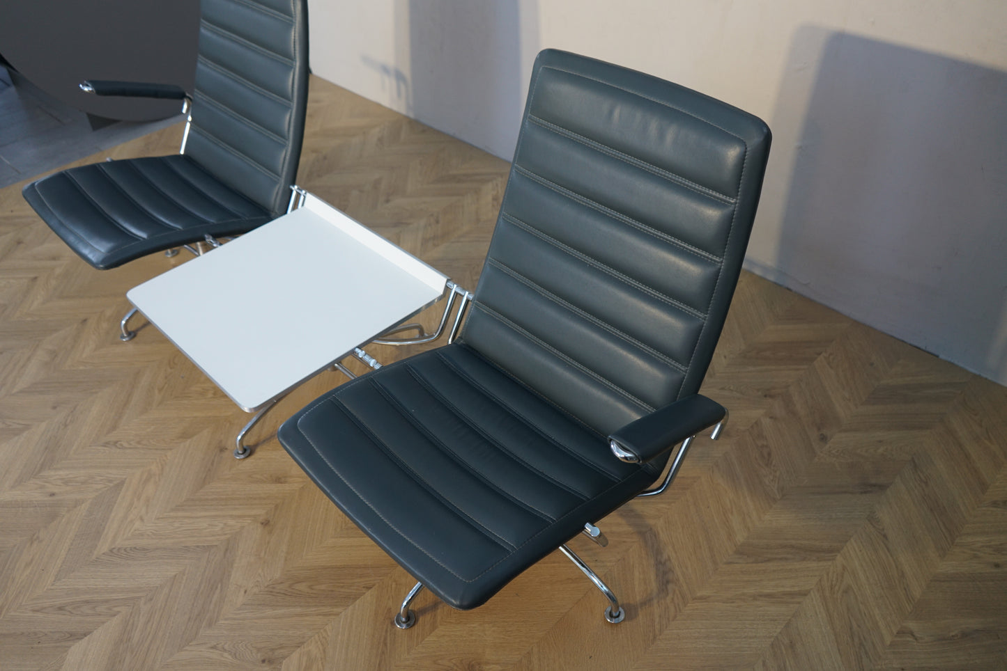 Fritz Hansen lufthavnssofa set ovenfra med hvidt bord i midten