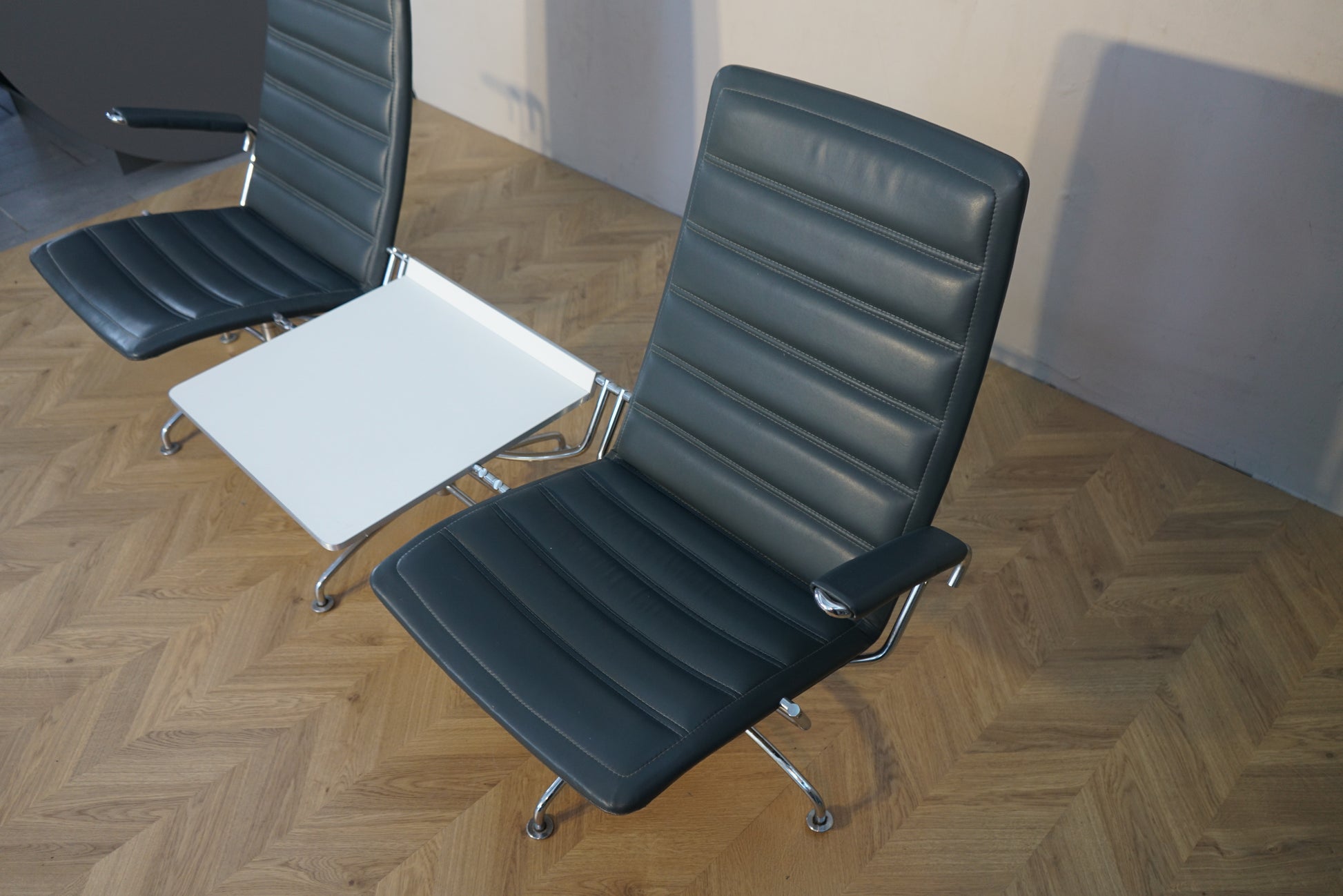 Fritz Hansen lufthavnssofa set ovenfra med hvidt bord i midten