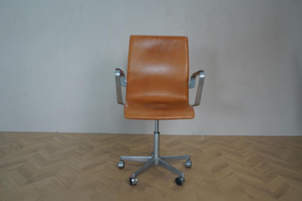 Fritz Hansen OXFORD AJ kontorstol i cognac læder set forfra – ikonisk designerstol med hul i ryggen