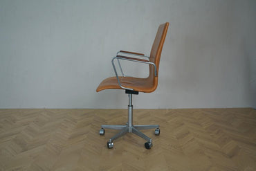 Fritz Hansen OXFORD AJ kontorstol set fra siden – elegant læderpolstret kontorstol med tilt og højdejustering