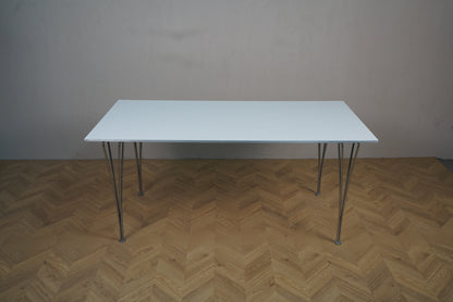 Fritz Hansen Piet Hein og Bruno Mathsson spisebord 160x80 i hvid laminat med alu-kant, set forfra – ideelt som spisebord eller mødebord.