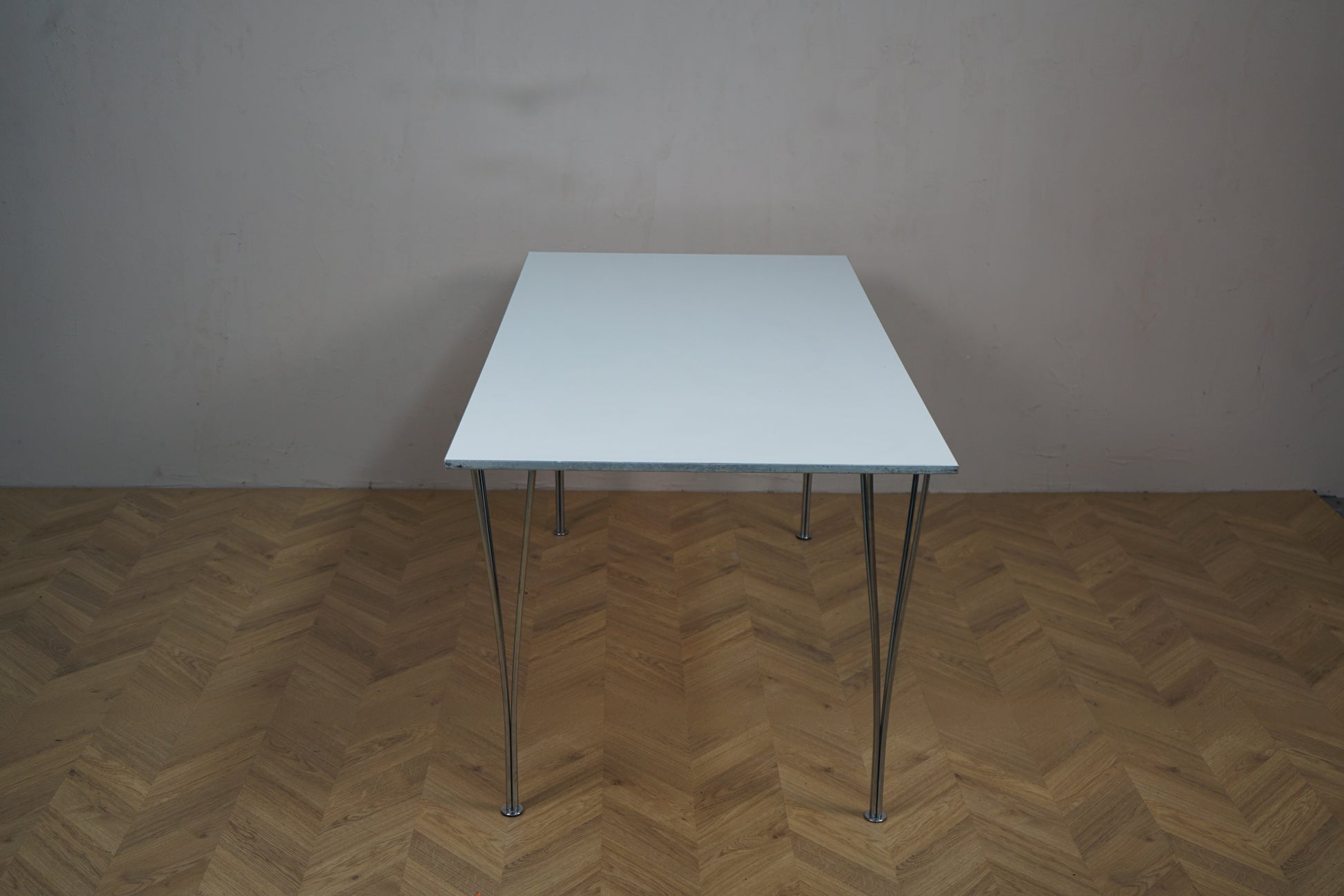 Fritz Hansen Piet Hein og Bruno Mathsson bord 160x80 i hvid laminat set fra siden – klassisk design med lette kromben.