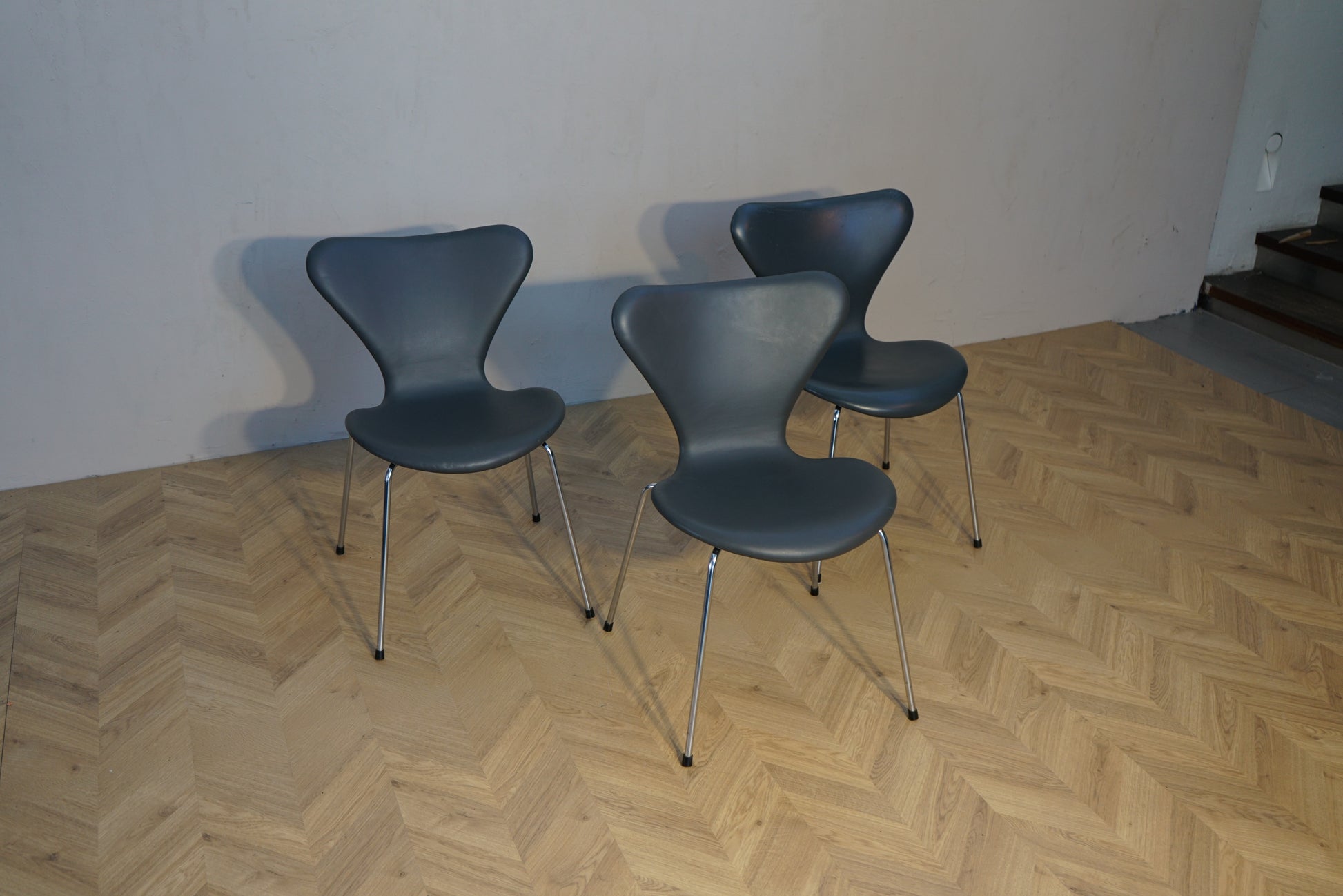 Fritz Hansen Serie 7 stol i mørkegrå læder set fra skrå vinkel
