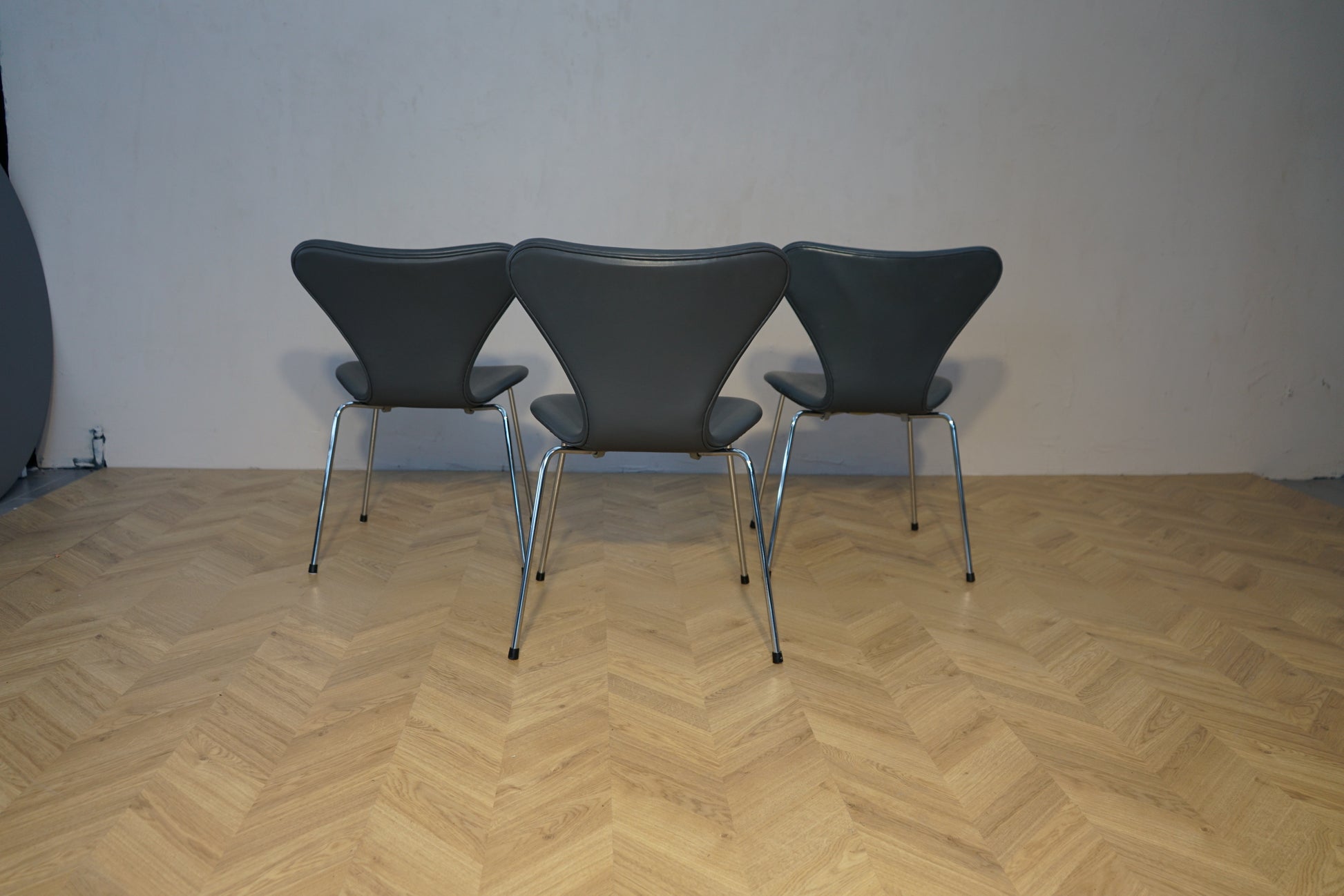 Fritz Hansen Serie 7 stol bagfra i mørkegrå læder med krom stel