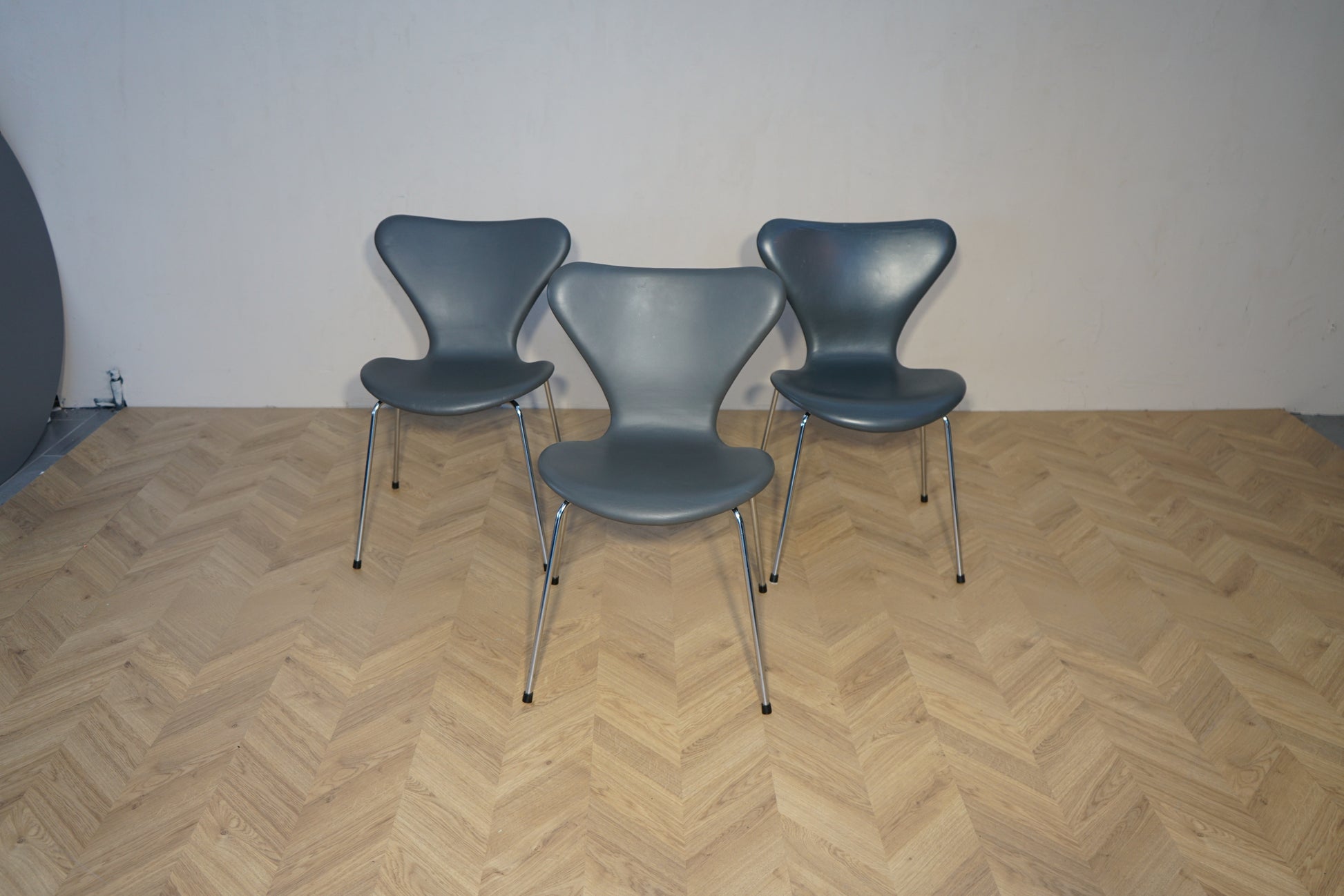 Fritz Hansen Serie 7 stol i mørkegrå læder med krom stel set forfra