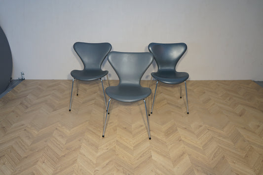 Fritz Hansen Serie 7 stol i mørkegrå læder med krom stel set forfra