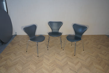 Fritz Hansen Serie 7 stole i mørkegrå læder sæt af 3 med krom stel