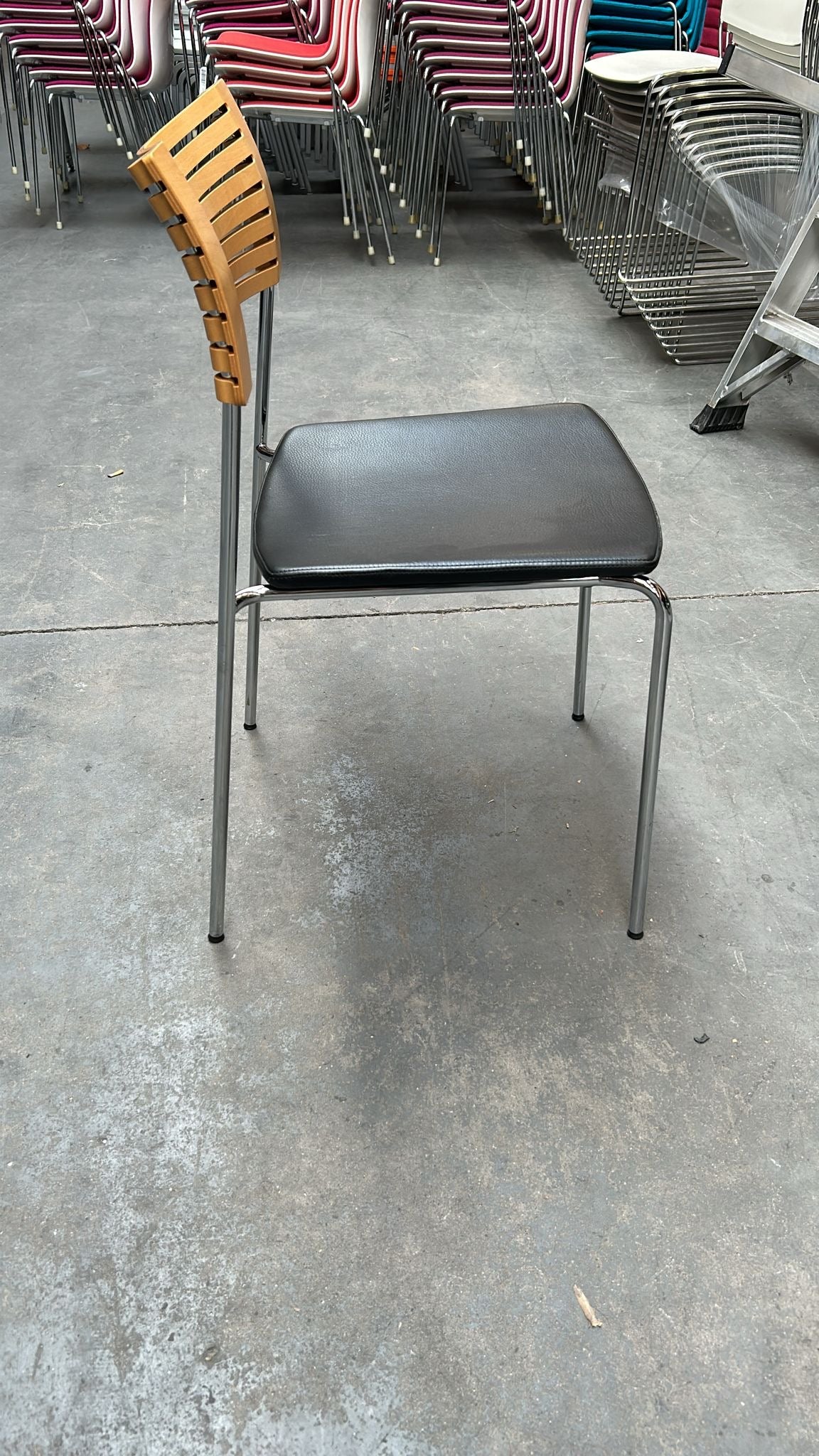 Fritz Hansen Runner stol set forfra med formspændt træryg og sort lædersæde