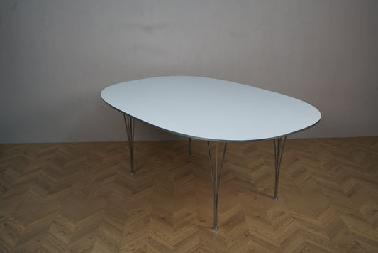 Piet Hein og Bruno Mathsson Super-Ellipse bord 180x120 fra Fritz Hansen – hvid laminat og alu-kant, set fra skrå vinkel.