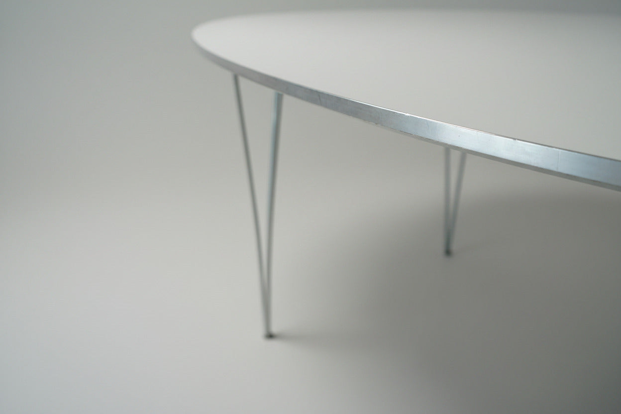 Detaljebillede af Fritz Hansen Superellipse konferencebord med hvid Fenix laminat, aluminiumskant og kabelgennemføring