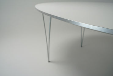 Detaljebillede af Fritz Hansen Superellipse konferencebord med hvid Fenix laminat, aluminiumskant og kabelgennemføring