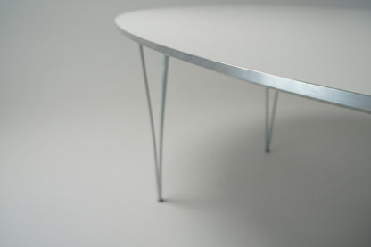 Detaljebillede af Fritz Hansen Superellipse konferencebord med hvid Fenix laminat, aluminiumskant og kabelgennemføring
