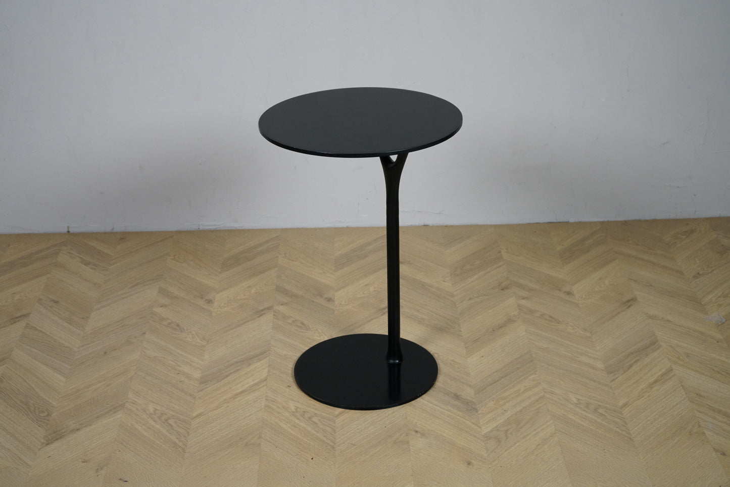 Frost Wishbone sidebord i mat sort aluminium designet af Busk & Hertzog set forfra