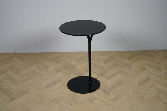 Frost Wishbone sidebord i mat sort aluminium designet af Busk & Hertzog set forfra