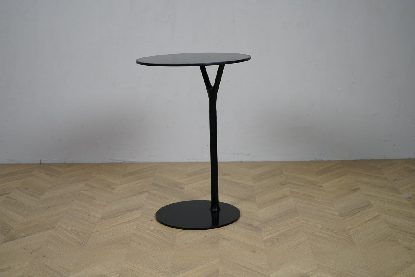 Frost Wishbone sidebord i mat sort aluminium set lige forfra