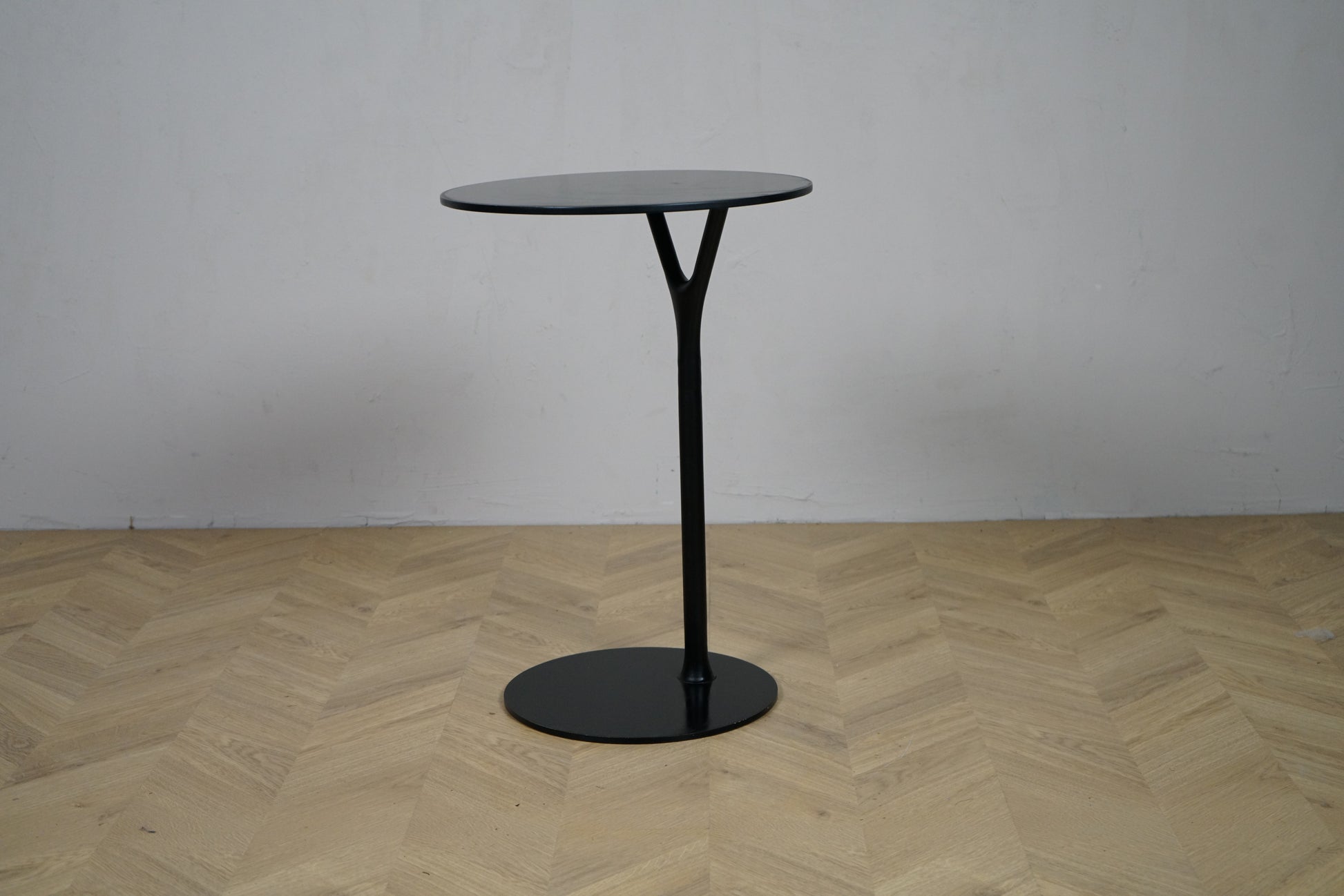 Frost Wishbone sidebord i mat sort aluminium set lige forfra