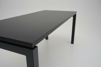 Close-up af bordplade og ben på Fumac sort hæve-sænkebord 160x80 cm.