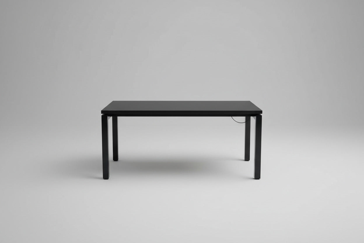 Fumac hæve-sænkebord i sort laminat 160x80 cm set forfra.