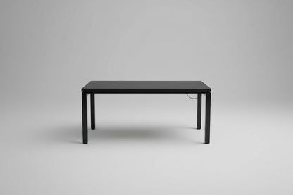 Fumac hæve-sænkebord i sort laminat 160x80 cm set forfra.