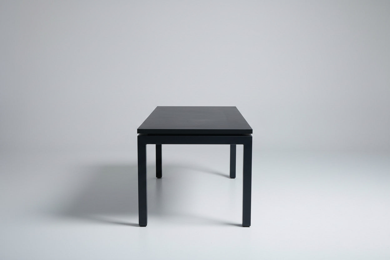 Fumac hæve-sænkebord i sort laminat 160x80 cm set fra siden.