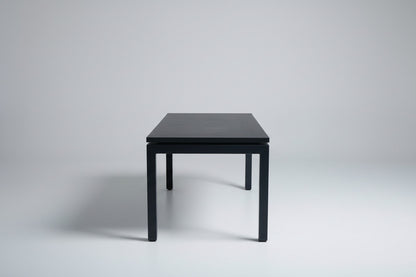 Fumac hæve-sænkebord i sort laminat 160x80 cm set fra siden.