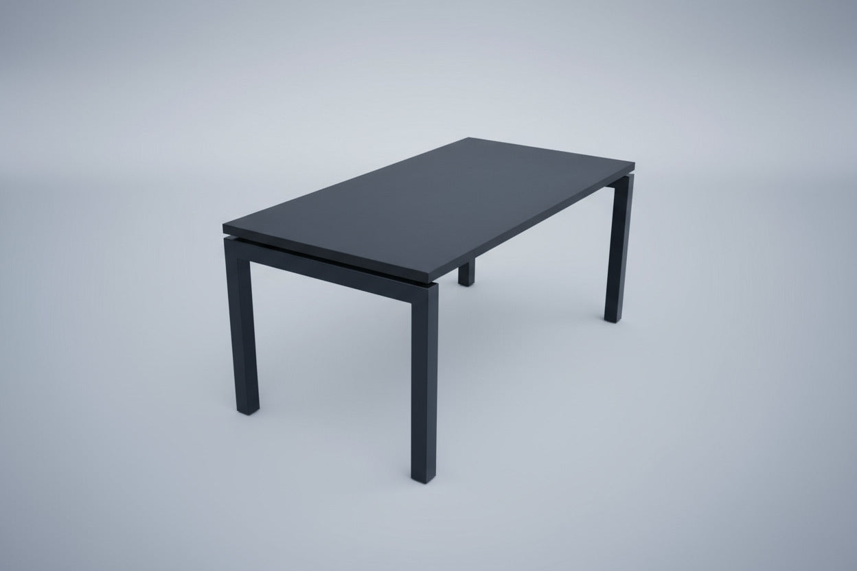 Fumac sort hæve-sænkebord 160x80 cm fotograferet fra skrå vinkel.