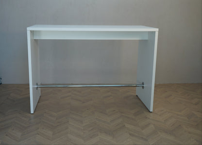 Fumac hvidt højbord 160x80x110 cm med integreret fodhviler set forfra
