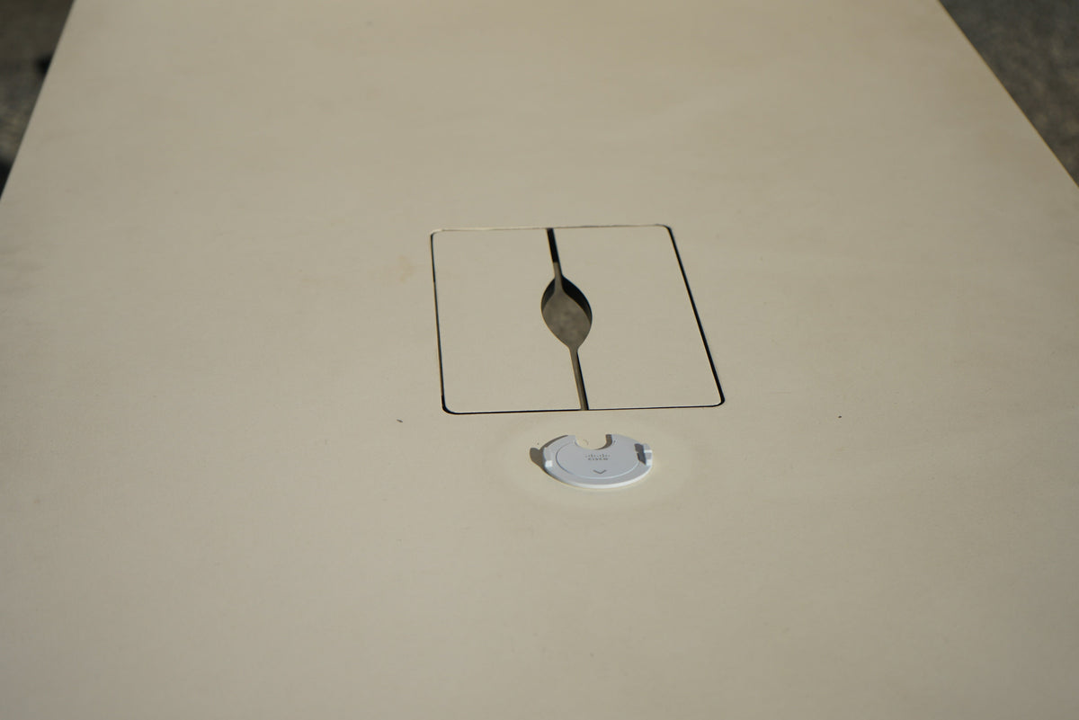 Kabelgennemføring i lys beige linoleumsbordplade på Fumac højbord