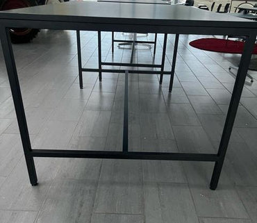 Fumac højbord 200x120 cm med sort bordplade og understel set fra siden
