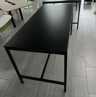 Fumac højbord 200x90 cm med sort bordplade og understel set fra siden